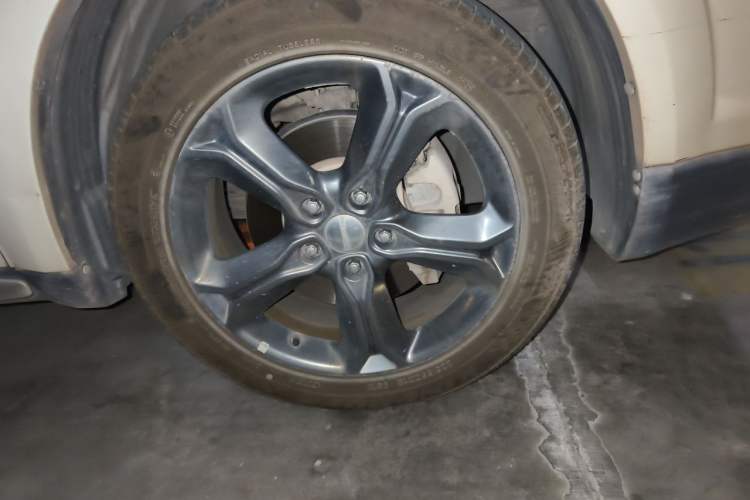 Used Dodge Journey 2016 2.4L Two-Wheel-Drive Touring Edition Right Front Wheel Hub