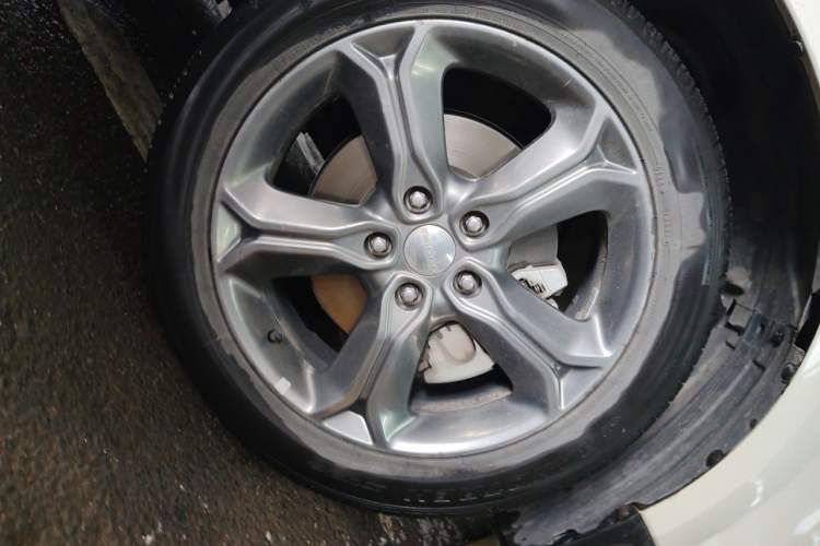Used Dodge Journey 2016 2.4L Two-Wheel-Drive Touring Edition Right Front Wheel Hub
