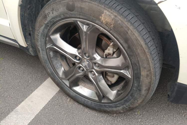 Used Dodge Journey 2016 2.4L Two-Wheel-Drive Touring Edition Right Front Wheel Hub