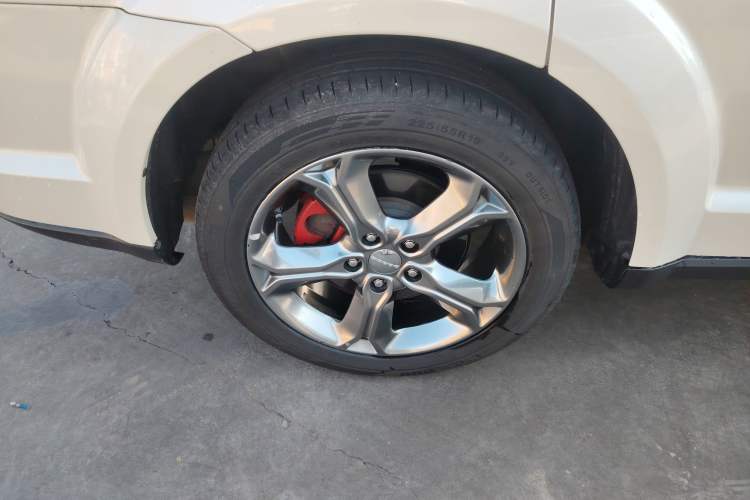 Used Dodge Journey 2016 2.4L Two-Wheel-Drive Touring Edition Right Rear Wheel Hub