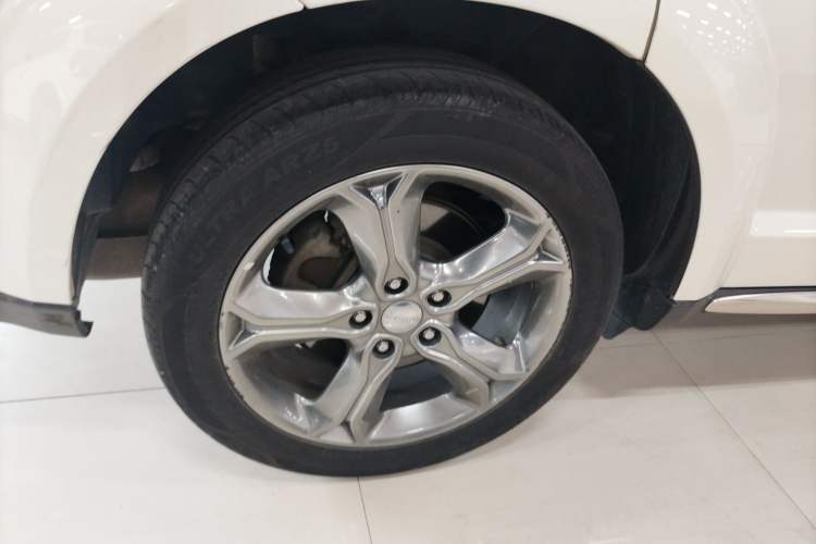 Used Dodge Journey 2016 2.4L Two-Wheel-Drive Touring Edition Right Rear Wheel Hub