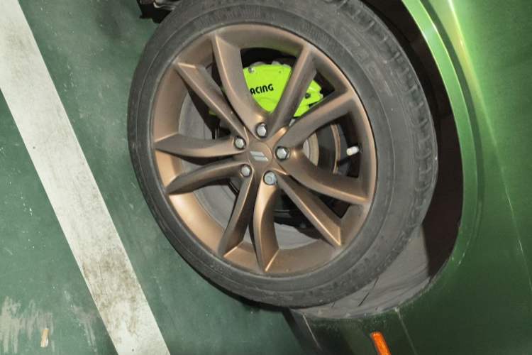 Used Dodge SRT  Right Front Wheel Hub