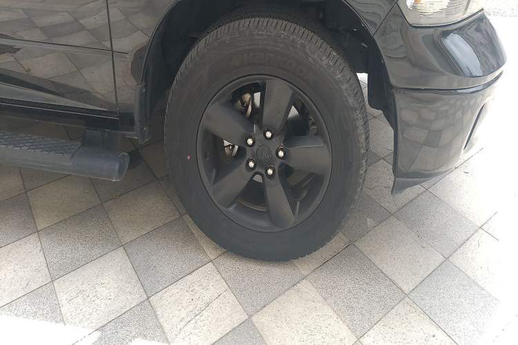 Used Dodge SRT  Right Front Wheel Hub