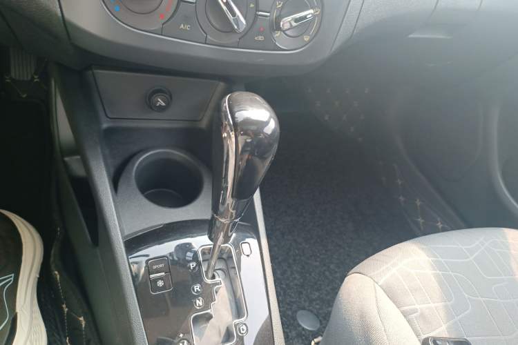 Used Dongfeng Aeolus A30 2014 1.5L Automatic ZhiShang Model Gear Lever