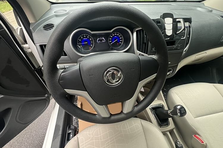 Used Dongfeng Aeolus A30 2014 1.5L Manual Sishang Model Interior 2