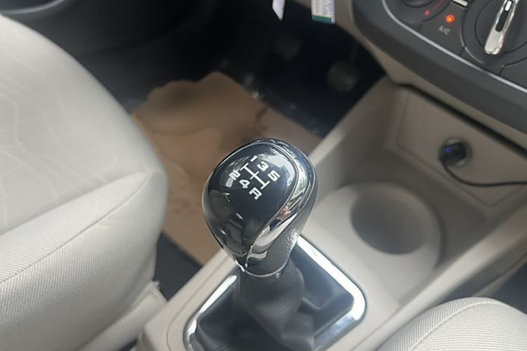 Used Dongfeng Aeolus A30 2014 1.5L Manual Sishang Model Interior 3