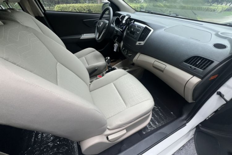Used Dongfeng Aeolus A30 2014 1.5L Manual Sishang Model Interior 8