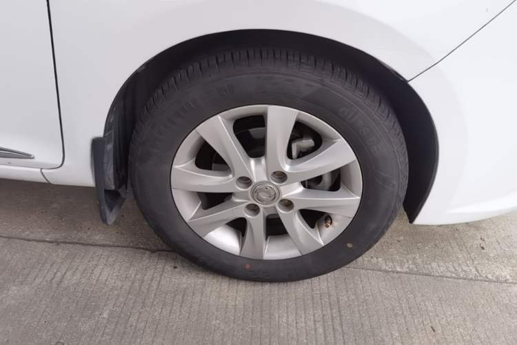 Used Dongfeng Aeolus A30 2014 1.5L Automatic ZhiShang Model Right Front Wheel Hub