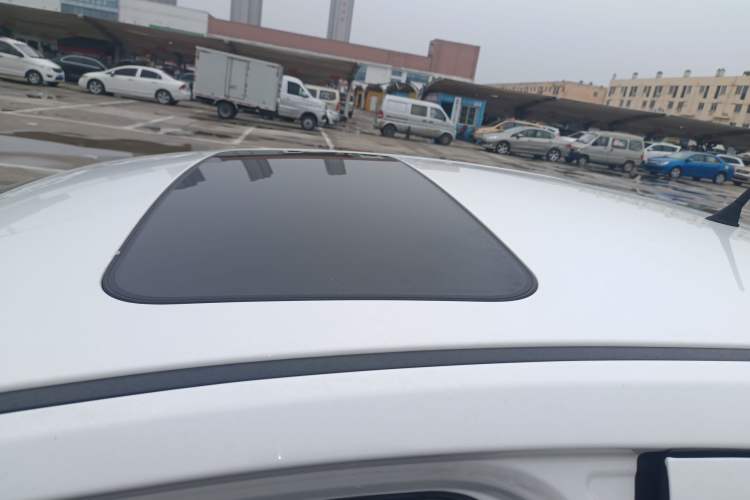 Used Dongfeng Aeolus A30 2014 1.5L Automatic ZhiShang Model Roof