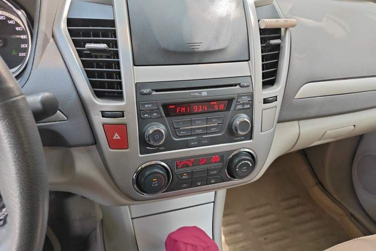 Used Dongfeng Aeolus A60 2012 1.6L Automatic Luxury Version Audio And AC Panel