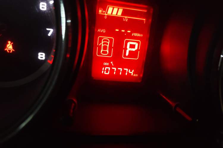 Used Dongfeng Aeolus A60 2012 1.6L Automatic Prestige Model Odometer Close Up
