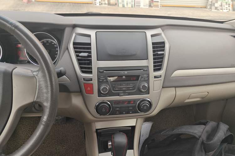 Used Dongfeng Aeolus A60 2012 1.6L Automatic Luxury Version Audio And AC Panel