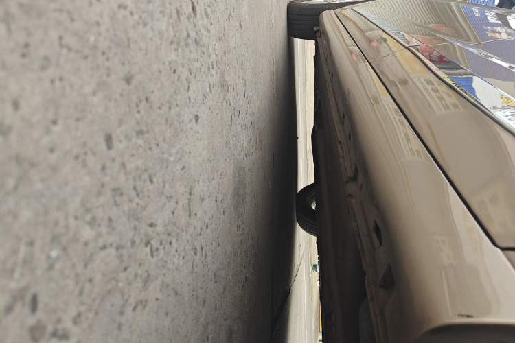 Used Dongfeng Aeolus A60 2012 1.6L Automatic Luxury Version Left Side Sill