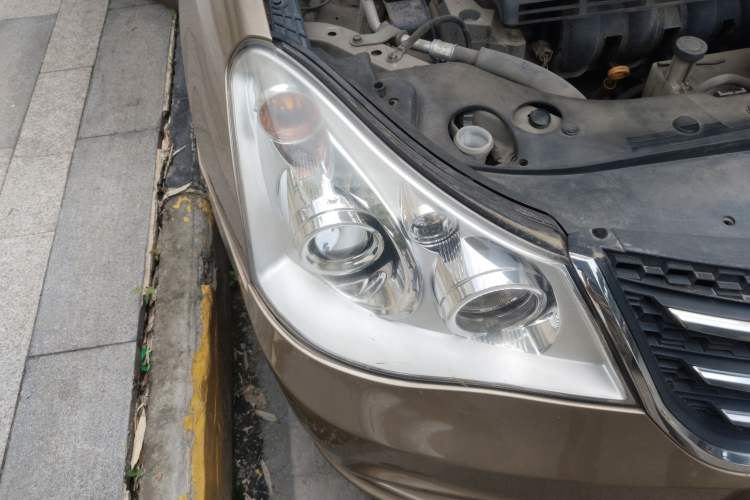 Used Dongfeng Aeolus A60 2012 1.6L Automatic Luxury Version Right Front Headlight