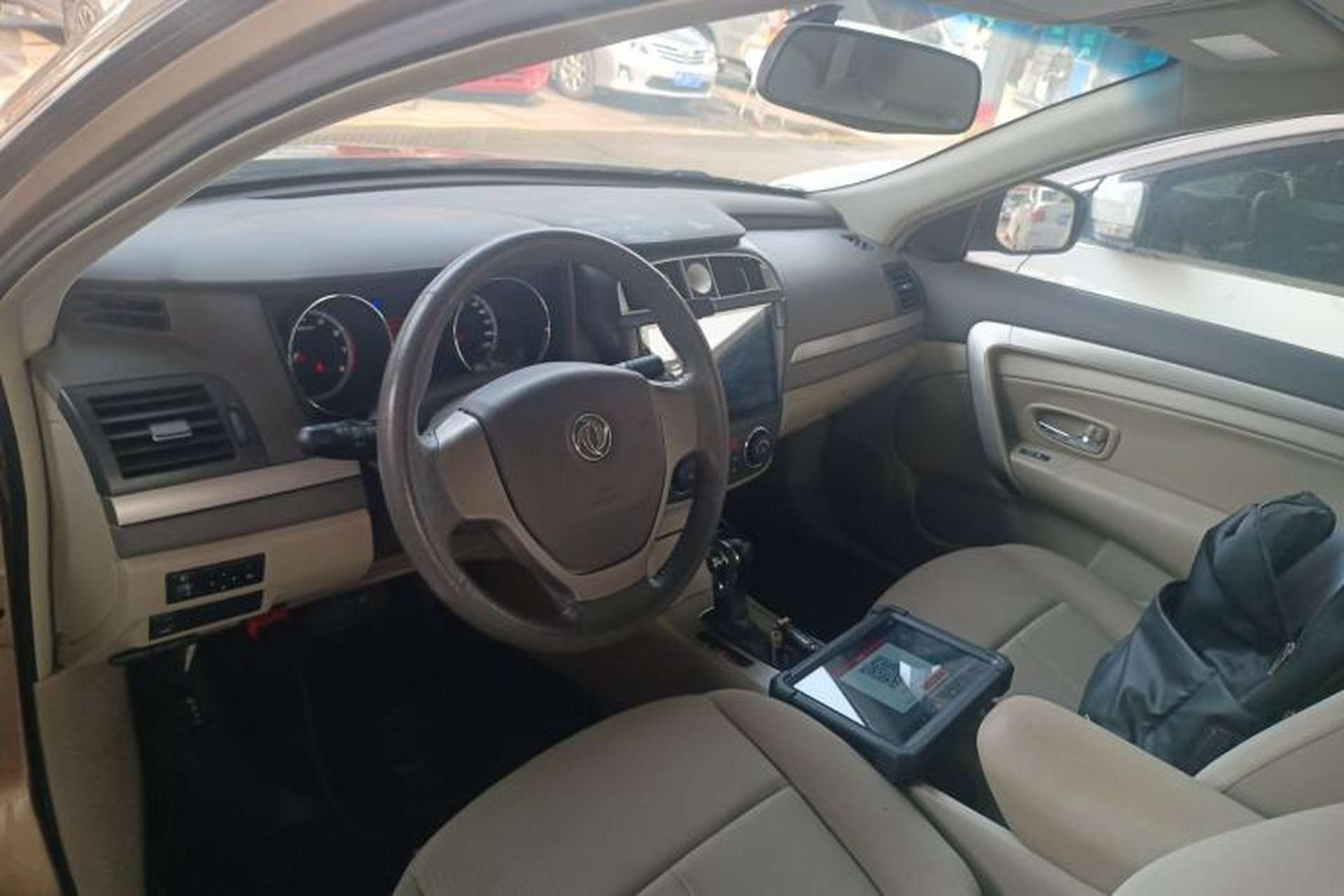 Used Dongfeng Aeolus A60 2014 1.6L Automatic Luxury Model Center Console
