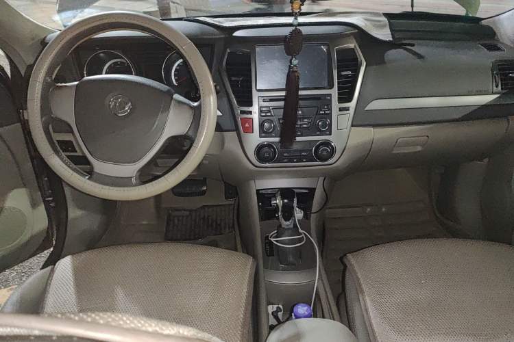 Used Dongfeng Aeolus A60 2014 1.6L Automatic Luxury Model Center Console