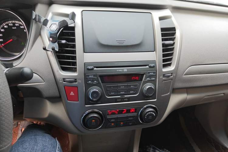 Used Dongfeng Aeolus A60 2014 1.6L Manual Luxury Model Audio And AC Panel