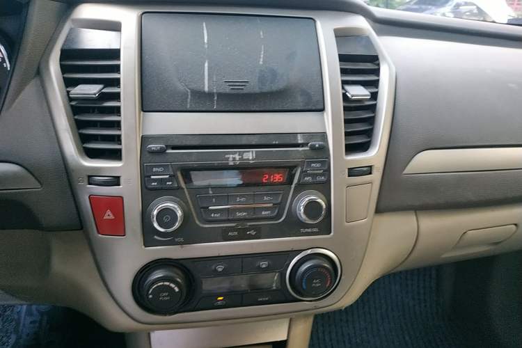 Used Dongfeng Aeolus A60 2014 1.6L Automatic Luxury Model Audio And AC Panel