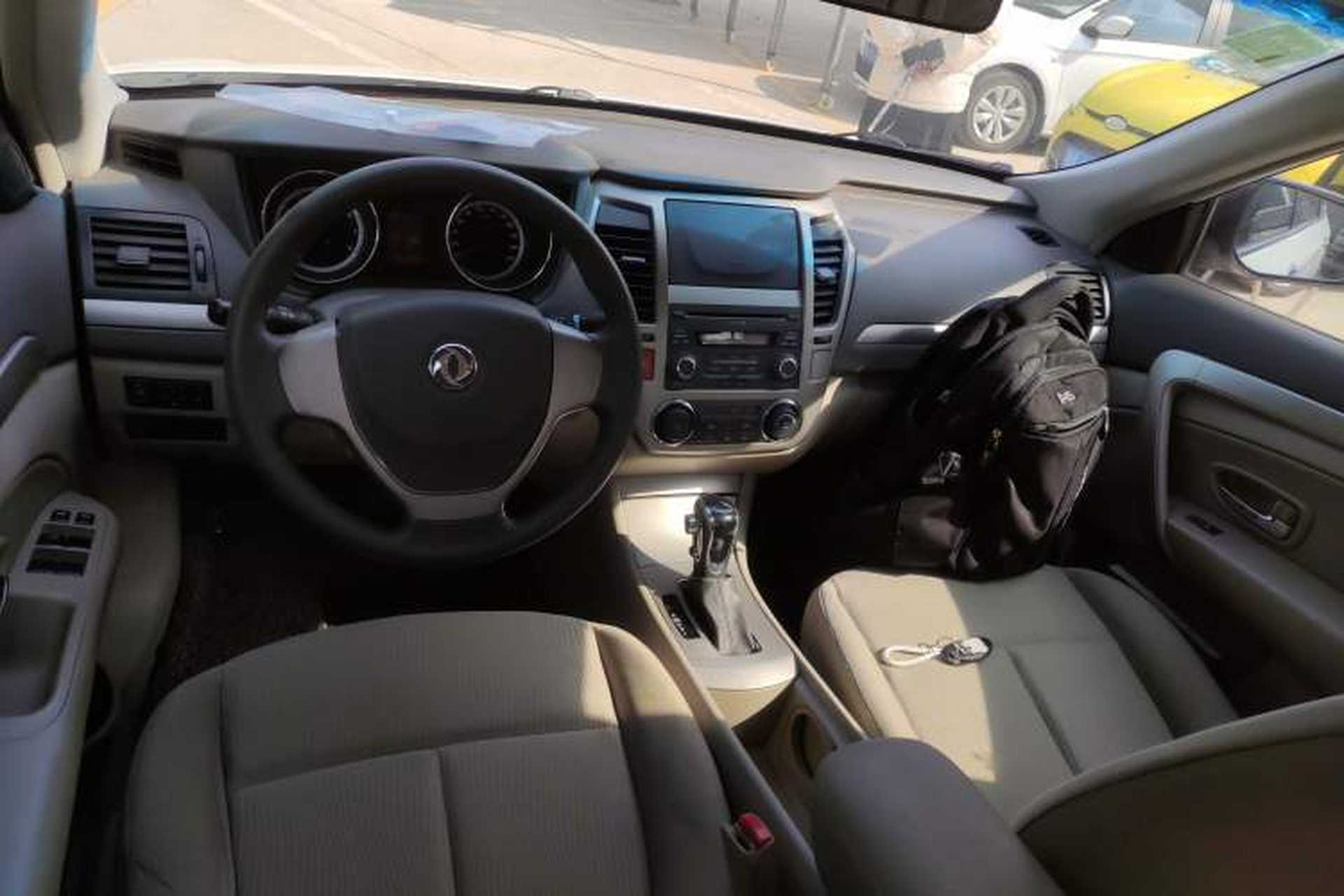 Used Dongfeng Aeolus A60 2014 1.6L Automatic Luxury Model Center Console