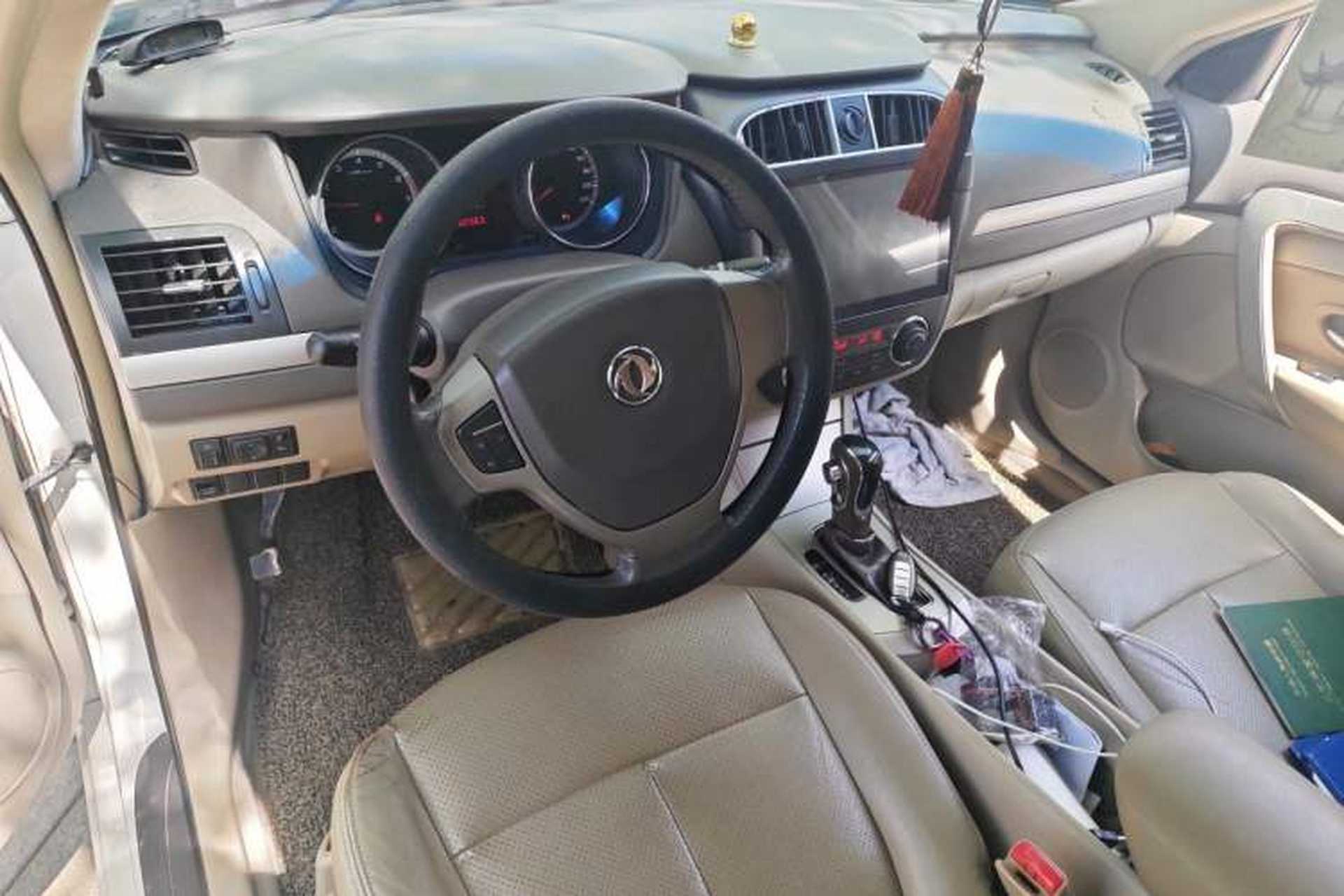 Used Dongfeng Aeolus A60 2014 1.6L Automatic Prestige Model Center Console