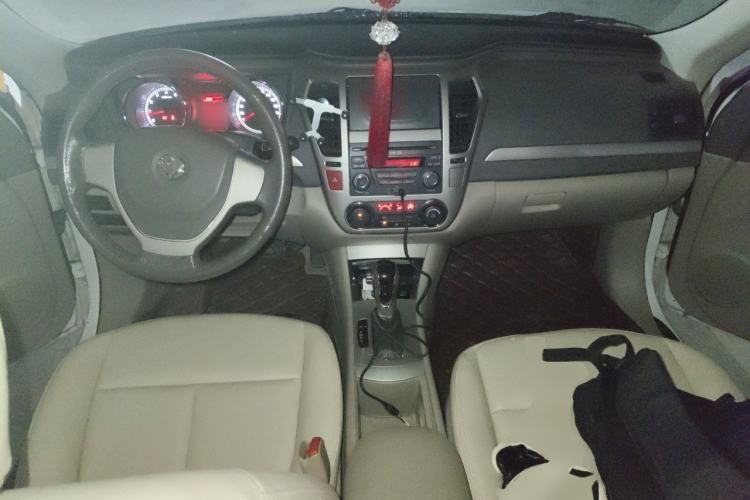 Used Dongfeng Aeolus A60 2014 1.6L Automatic Luxury Model Center Console