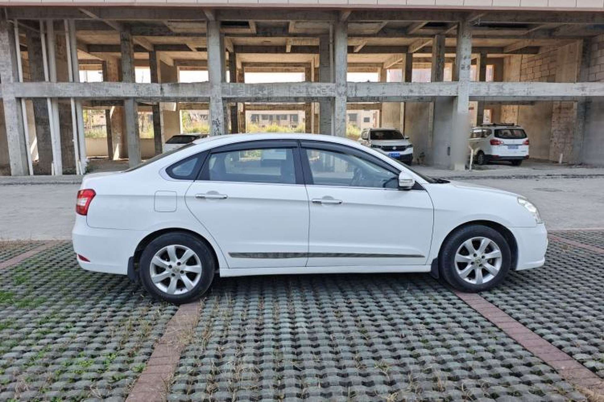 Used Dongfeng Aeolus A60 2014 1.6L Automatic Luxury Model Exterior 6