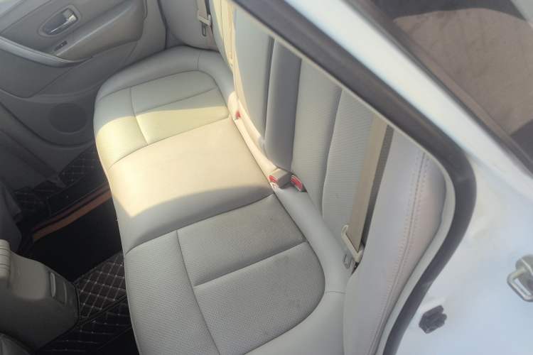 Used Dongfeng Aeolus A60 2014 1.6L Automatic Luxury Model Interior 1