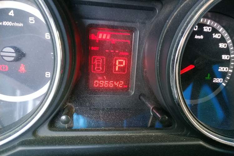 Used Dongfeng Aeolus A60 2014 1.6L Automatic Luxury Model Odometer Close Up