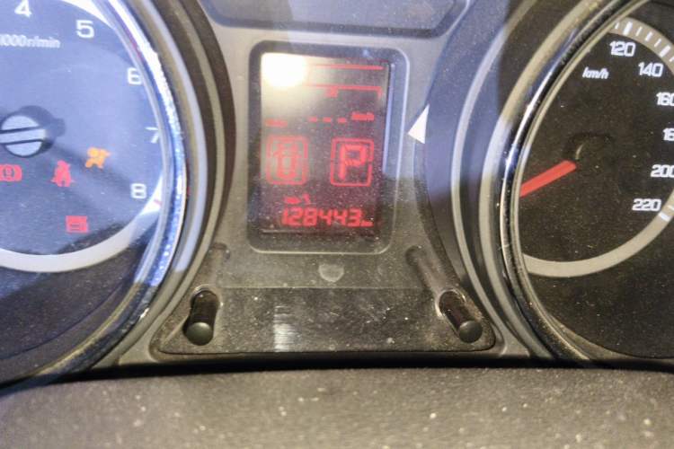 Used Dongfeng Aeolus A60 2014 1.6L Automatic Prestige Model Odometer Close Up
