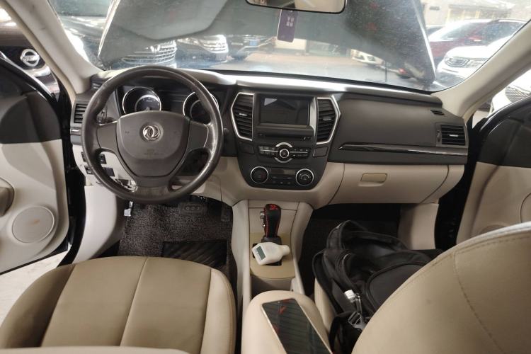 Used Dongfeng Aeolus A60 2016 1.6L Automatic Luxury Model Center Console