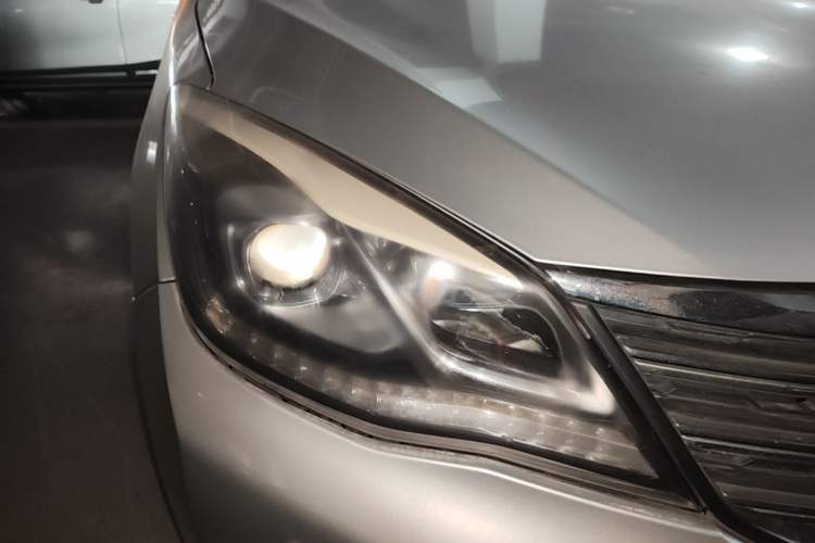 Used Dongfeng Aeolus A60 2016 1.5L Manual Luxury Version Right Front Headlight