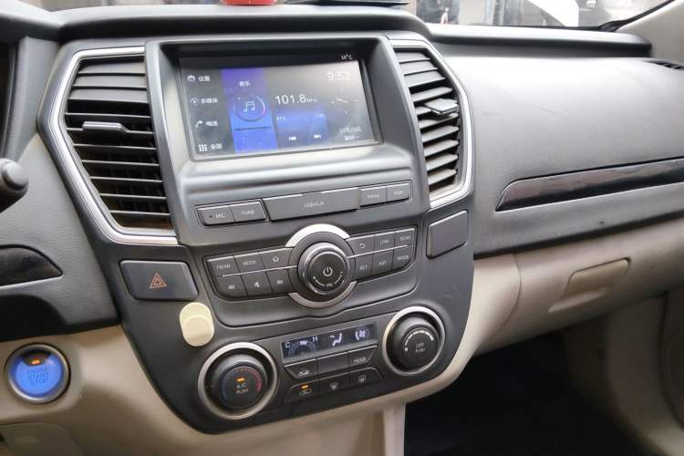 Used Dongfeng Aeolus A60 2016 1.5L Manual Luxury Version Audio And AC Panel