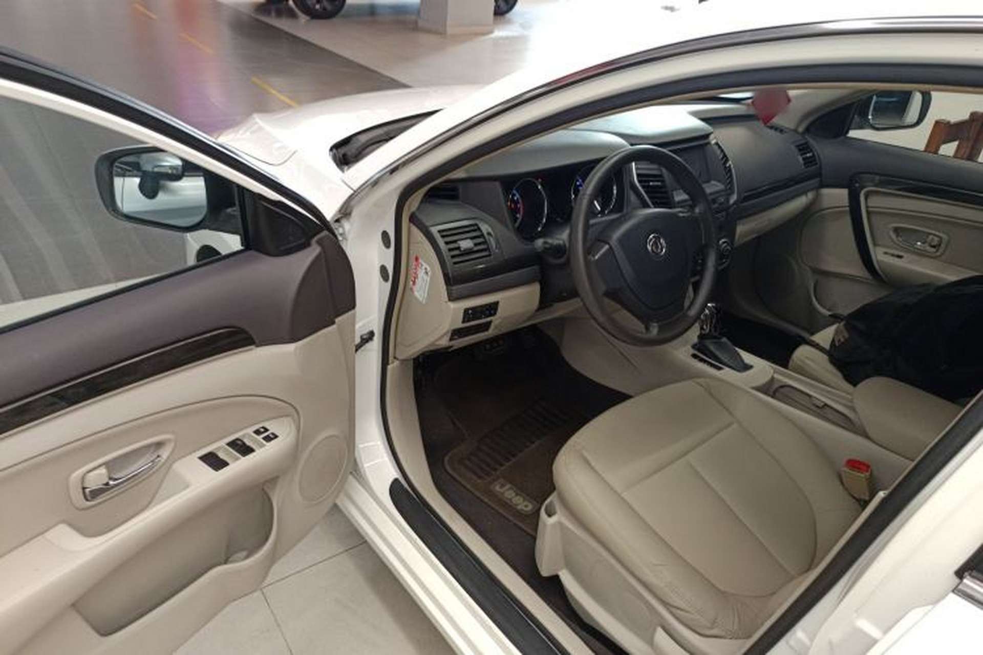 Used Dongfeng Aeolus A60 2016 1.6L Automatic Luxury Model Driver Seat