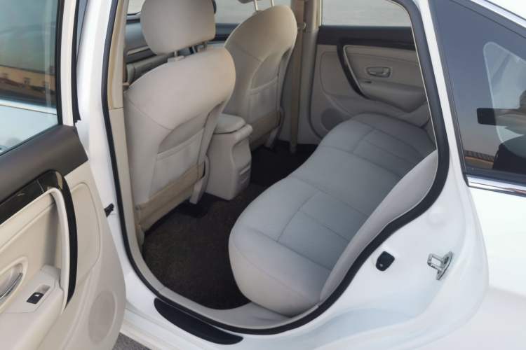 Used Dongfeng Aeolus A60 2016 1.6L Automatic Luxury Model Interior 1