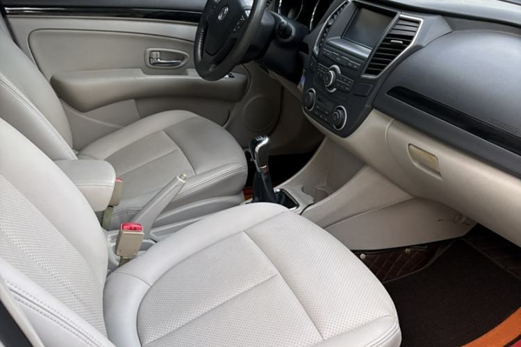 Used Dongfeng Aeolus A60 2016 1.5L Manual Luxury Version Interior 4