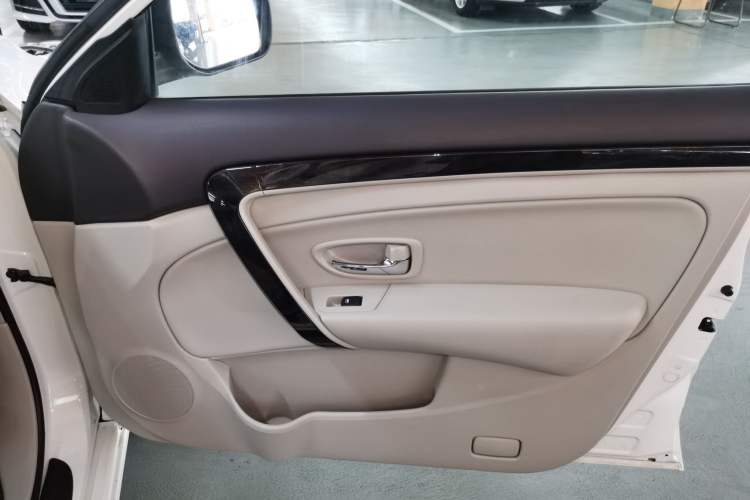 Used Dongfeng Aeolus A60 2016 1.6L Automatic Luxury Model Interior 5