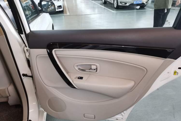 Used Dongfeng Aeolus A60 2016 1.6L Automatic Luxury Model Interior 6