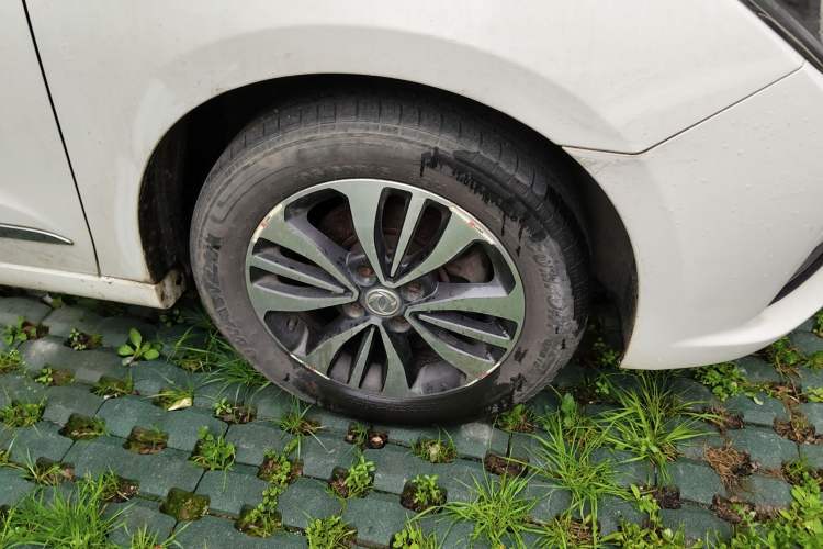 Used Dongfeng Aeolus A60 2016 1.5L Manual Luxury Version Right Front Wheel Hub