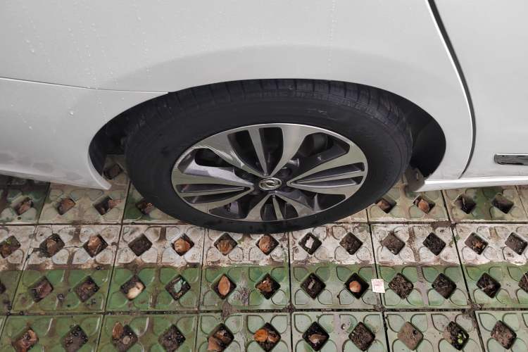 Used Dongfeng Aeolus A60 2016 1.5L Manual Luxury Version Right Rear Wheel Hub