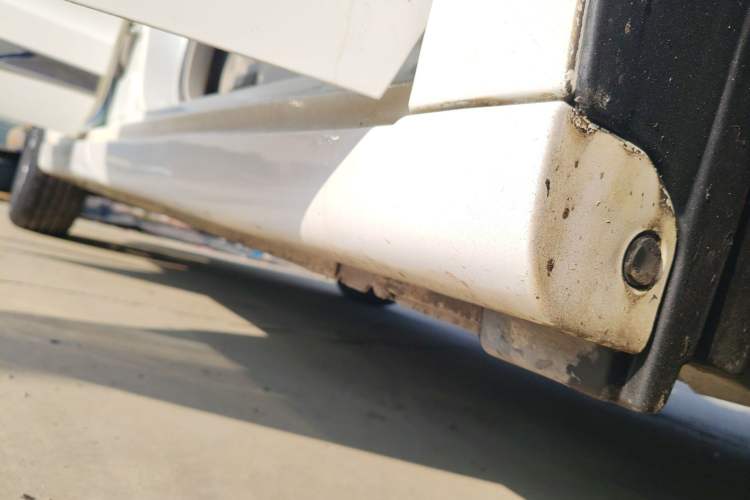 Used Dongfeng Aeolus A60 2016 1.5L Automatic Luxury Version Right Side Sill