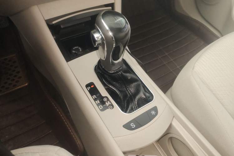 Used Dongfeng Aeolus A60 2016 1.5L Automatic Luxury Version Gear Lever