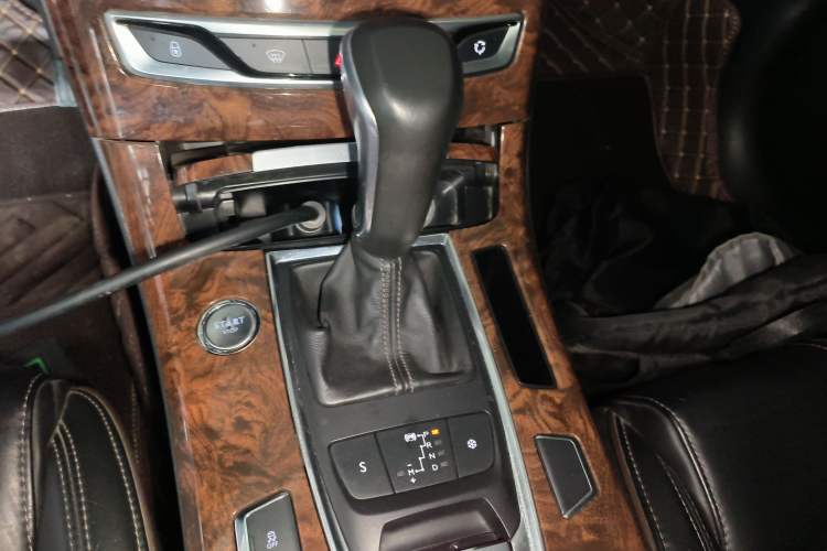 Used Dongfeng Aeolus A9 2016 1.8T Luxury Model Gear Lever