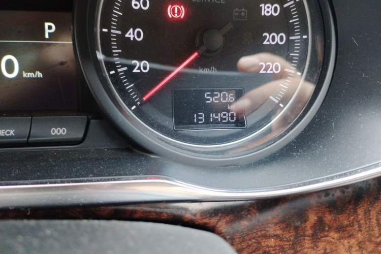 Used Dongfeng Aeolus A9 2016 1.8T Luxury Model Odometer Close Up