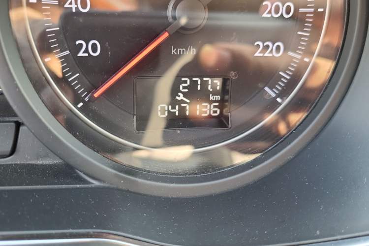 Used Dongfeng Aeolus A9 2016 1.8T Luxury Model Odometer Close Up