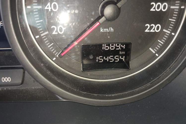 Used Dongfeng Aeolus A9 2016 1.8T Luxury Model Odometer Close Up