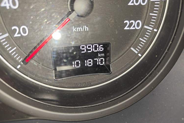 Used Dongfeng Aeolus A9 2016 1.8T Luxury Model Odometer Close Up
