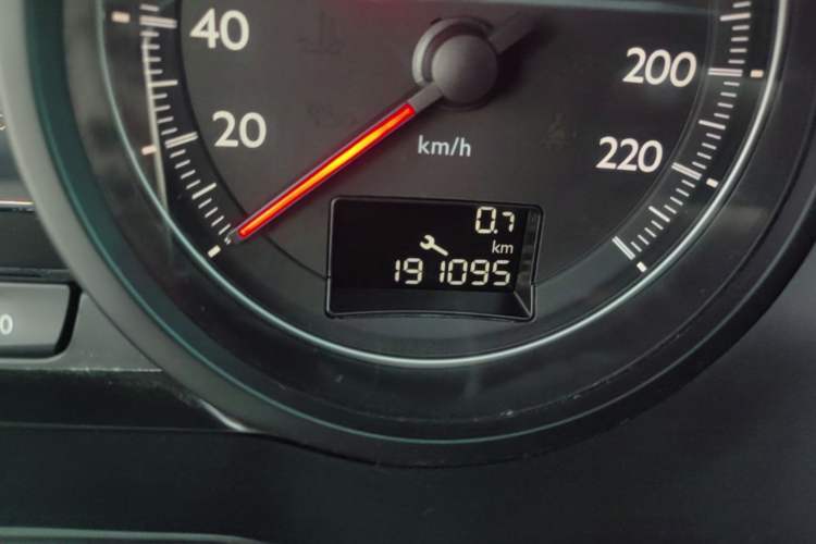Used Dongfeng Aeolus A9 2016 1.8T Luxury Model Odometer Close Up