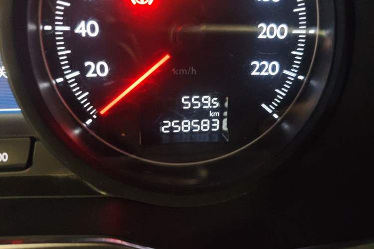 Used Dongfeng Aeolus A9 2016 1.8T Luxury Model Odometer Close Up