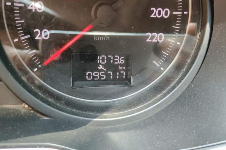 Used Dongfeng Aeolus A9 2016 1.8T Luxury Model Odometer Close Up