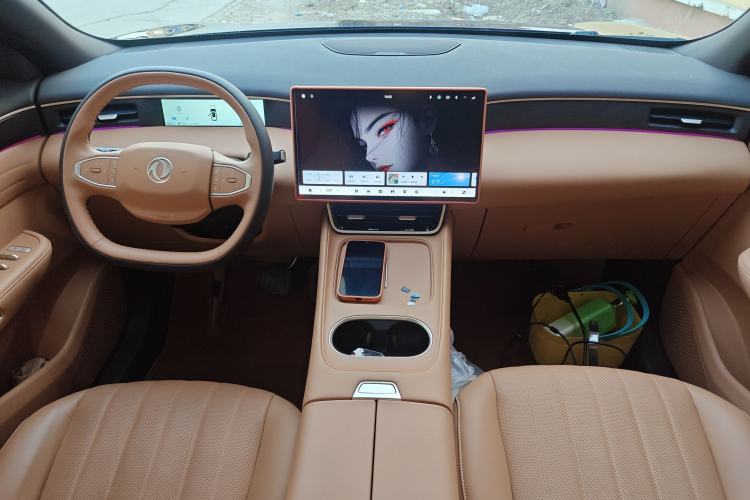 Used Dongfeng Aeolus L8 2025 Model 185KM Dream Edition Center Console